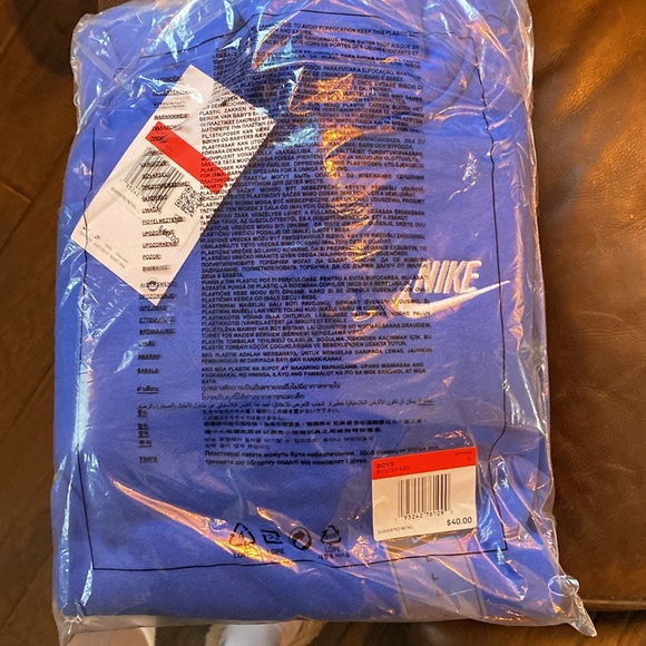 NWT Nike Big Kids’ (Boys’) Sportswear Club Pullover Hoodie Game Blue/White Large - Picture 4 of 9